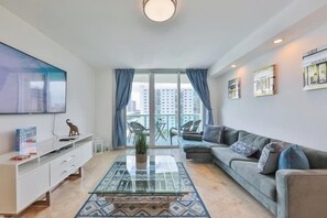 Una Smart TV, una oficina