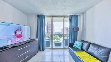 Smart TV, mesa de pingue-pongue, livros, impressoras