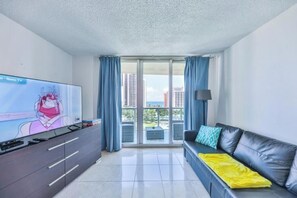 Smart-TV, bordtennis, bøker og printere