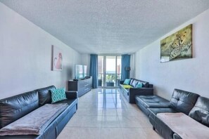 Smart-TV, bordtennis, bøker og printere