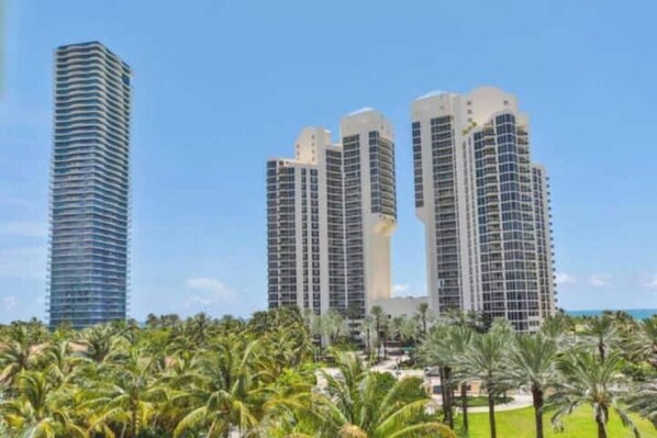 Exterior - Deep Satisfaction - 525 (Sunny Isles Beach)