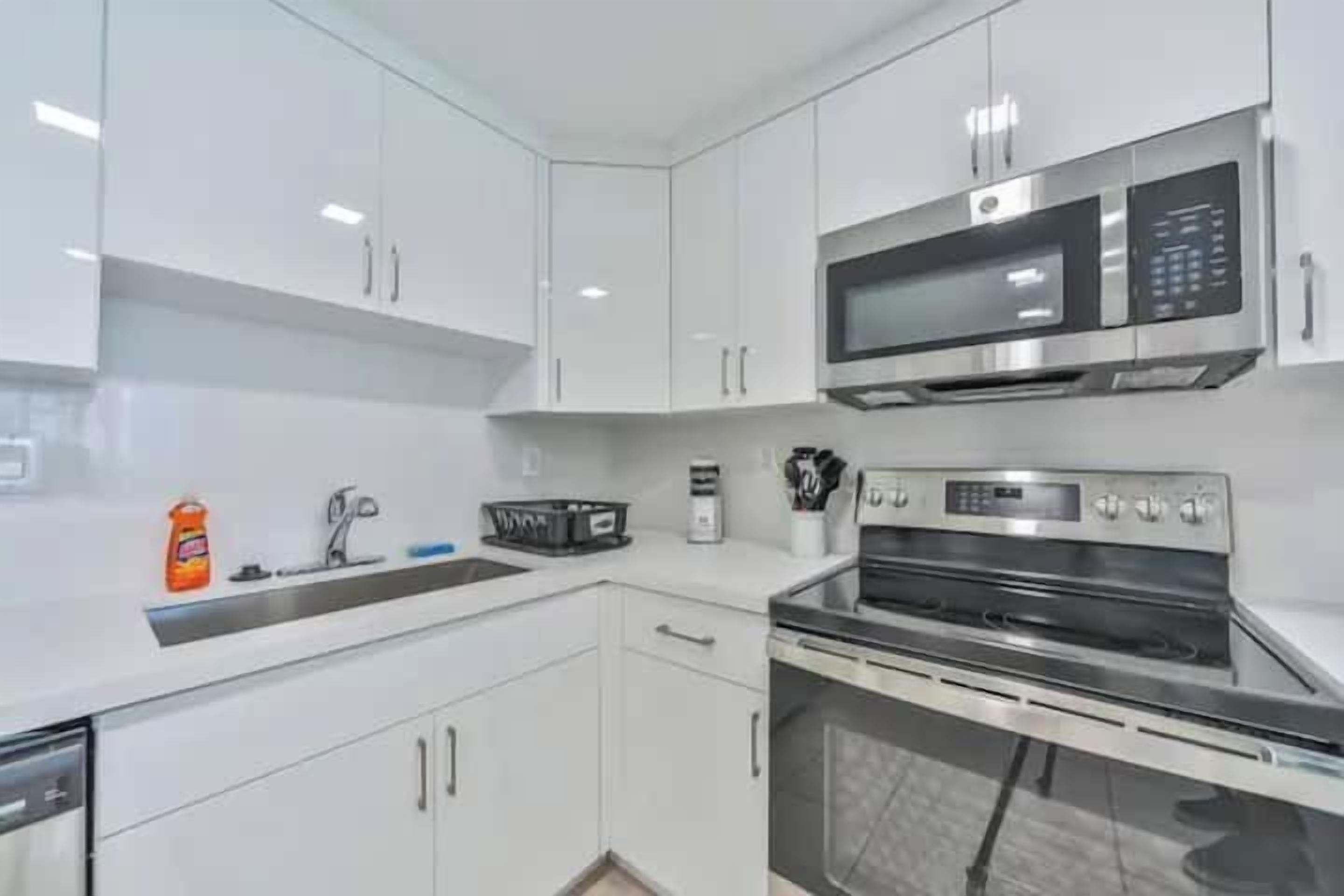 Geladeira, micro-ondas, fogão, cooktop