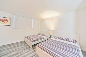 1 dormitorio, tabla de planchar con plancha, wifi y ropa de cama