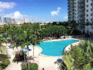 Pool - Deep Satisfaction - 525 (Sunny Isles Beach)