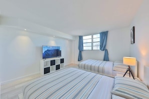 Escritorio, tabla de planchar con plancha, cuna de viaje y wifi gratis