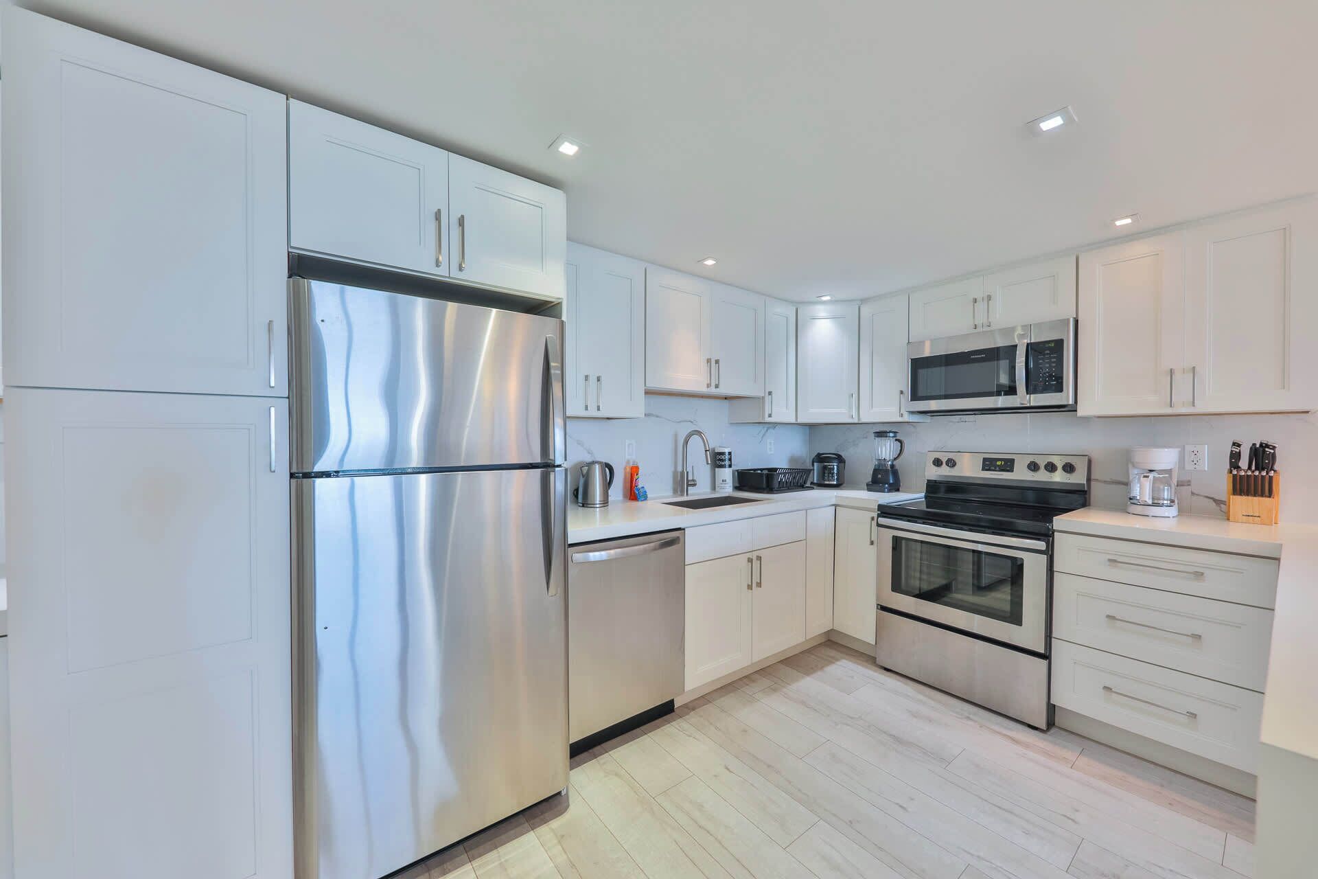 Kjøleskap, mikrobølgeovn, ovn og kokeplater