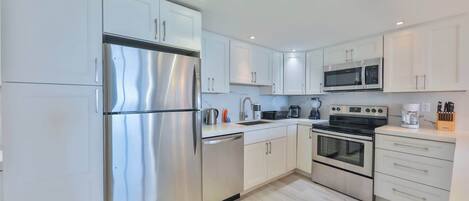 Kjøleskap, mikrobølgeovn, ovn og kokeplater