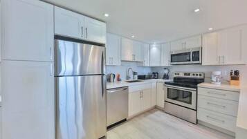 Refrigerador, microondas, horno y parrilla de estufa