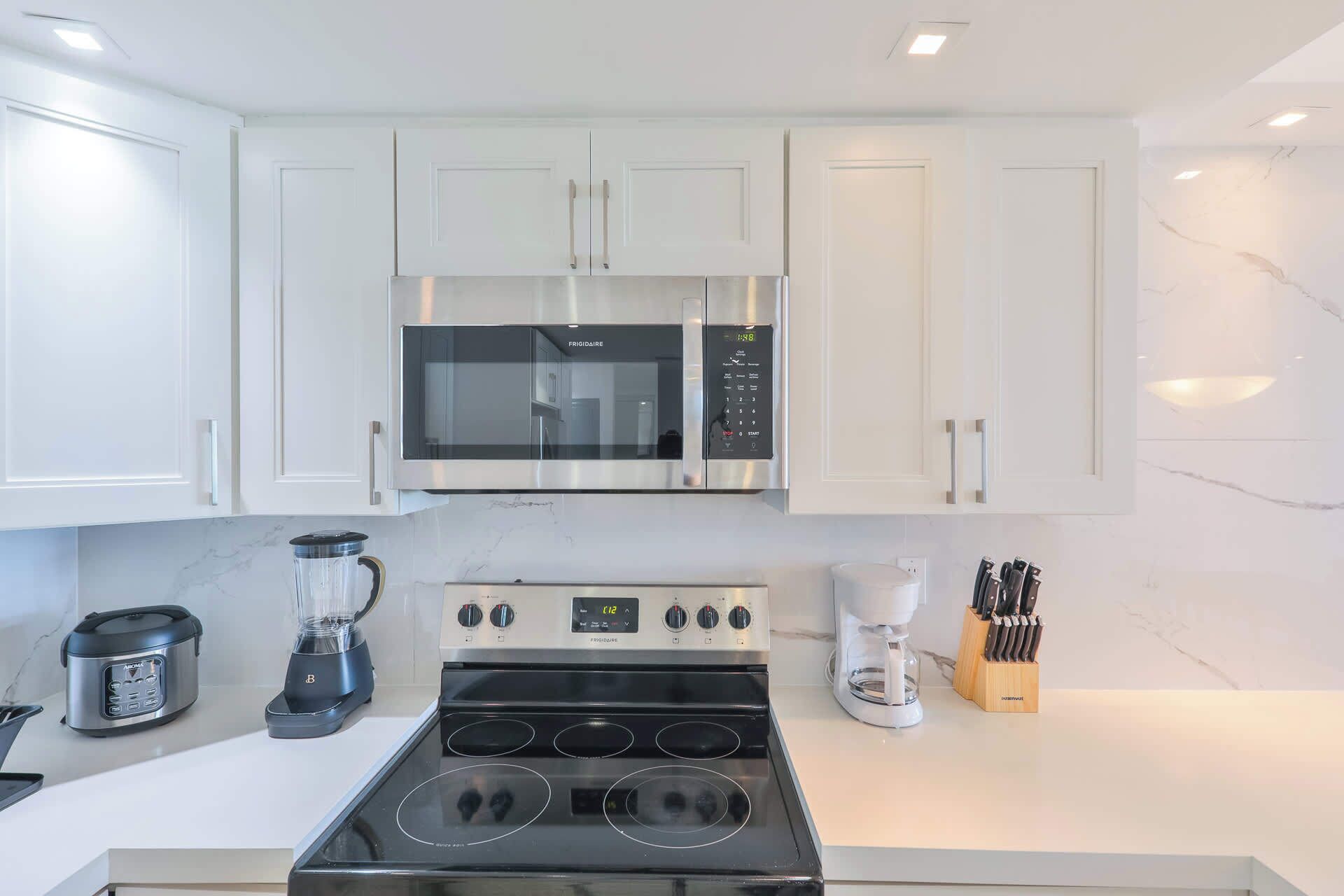 Frigorífico, microondas, horno y placa de cocina