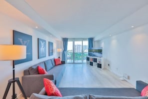 Smart TV, ping pong, books, computer monitors