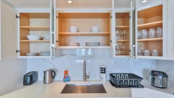 Køleskab, mikrobølgeovn, ovn, kogeplade