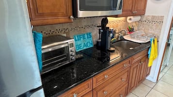 Cafetière/bouilloire, réfrigérateur, micro-ondes, four