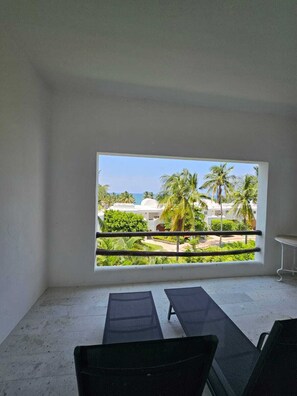 Luxury-Apartment, eingeschränkter Meerblick | Terrasse/Patio