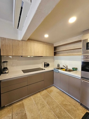 Luxury-Apartment, eingeschränkter Meerblick | Eigene Küche