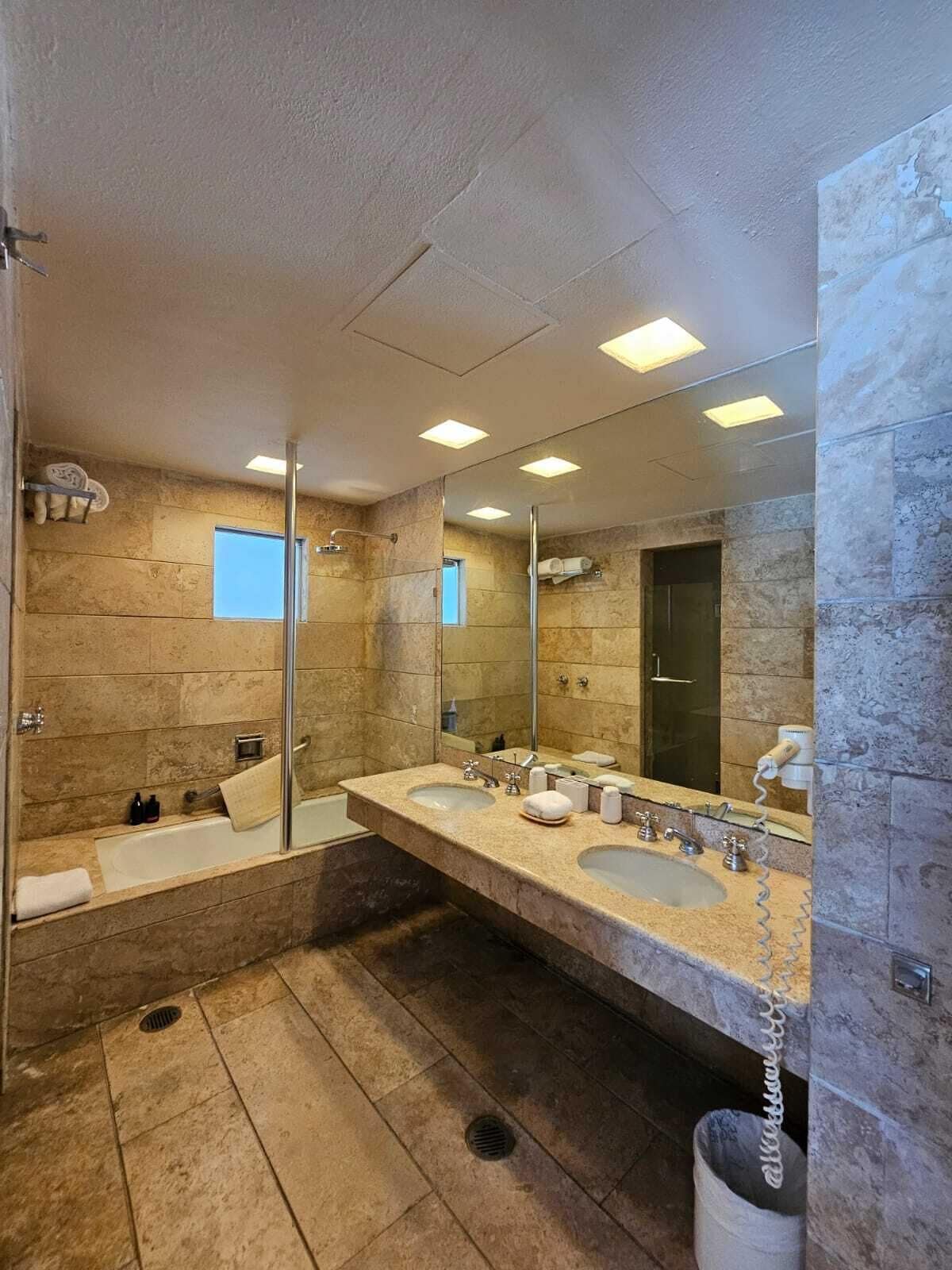 Appartamento Luxury, vista mare parziale | Bagno | Asciugacapelli, sapone, shampoo, carta igienica