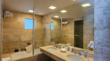 Kondo Mewah, pemandangan laut terbatas | Kamar mandi | Pengering rambut, sabun, sampo, dan tisu toilet