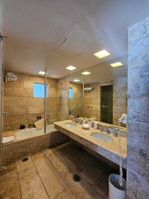 Luxury Condo, Partial Sea View | Bathroom | Hair dryer, soap, shampoo, toilet paper - Departamento en Bahias de Huatulco (Santa Maria Huatulco)