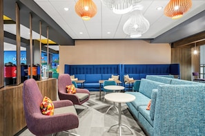 Lobby sitting area - Tru By Hilton Oshawa (Oshawa)