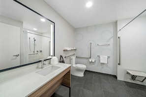Bathroom - Tru By Hilton Oshawa (Oshawa)