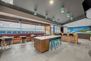 Free daily buffet breakfast - Tru By Hilton Oshawa (Oshawa)