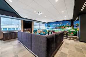 Lobby sitting area - Tru By Hilton Oshawa (Oshawa)