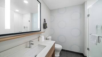 Quarto, 2 camas Queen | Banheiro