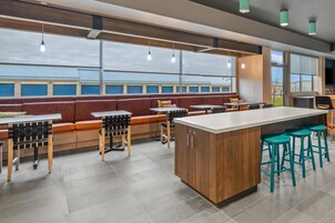 Café da manhã com buffet grátis todos os dias