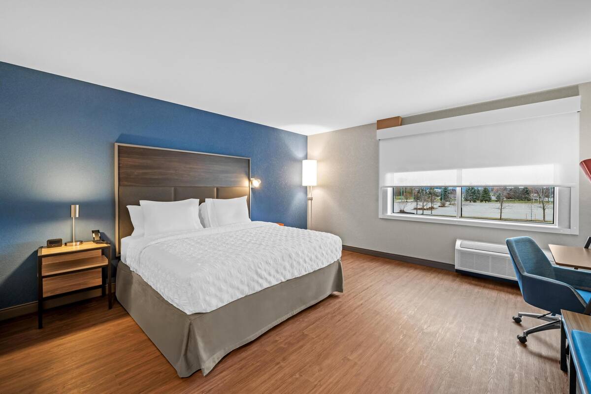 Luxe beddengoed, pillowtop-bedden, een bureau, een laptopwerkplek