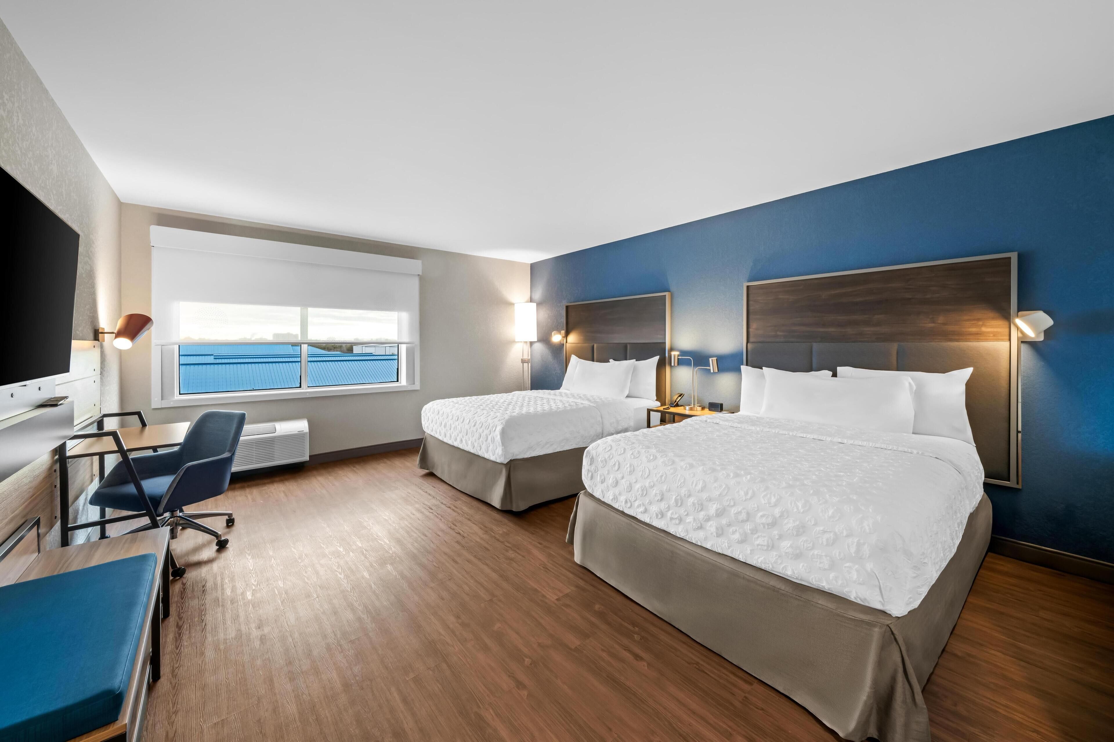 Ropa de cama de alta calidad, colchones con pillow-top y escritorio 