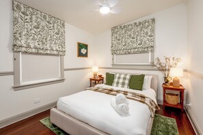 3 bedrooms, iron/ironing board, WiFi, bed sheets - Historic Former Sunday School w Hot Tub, Fireplace, Netflix, AC & WiFi. NEW Reno (Cessnock)