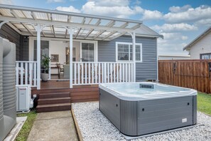 Terrace/patio - Historic Former Sunday School w Hot Tub, Fireplace, Netflix, AC & WiFi. NEW Reno (Cessnock)