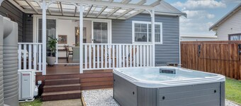 Historic Former Sunday School w Hot Tub, Fireplace, Netflix, AC & WiFi. NEW Reno