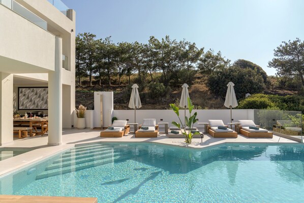 Una piscina al aire libre