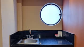Deluxe Studio, Balcony, City View | Private kitchen | Mini-fridge, microwave, cookware/dishes/utensils