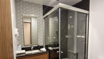 Executive Suite, Balcony, Courtyard View | Bathroom | Hair dryer, towels, soap, shampoo