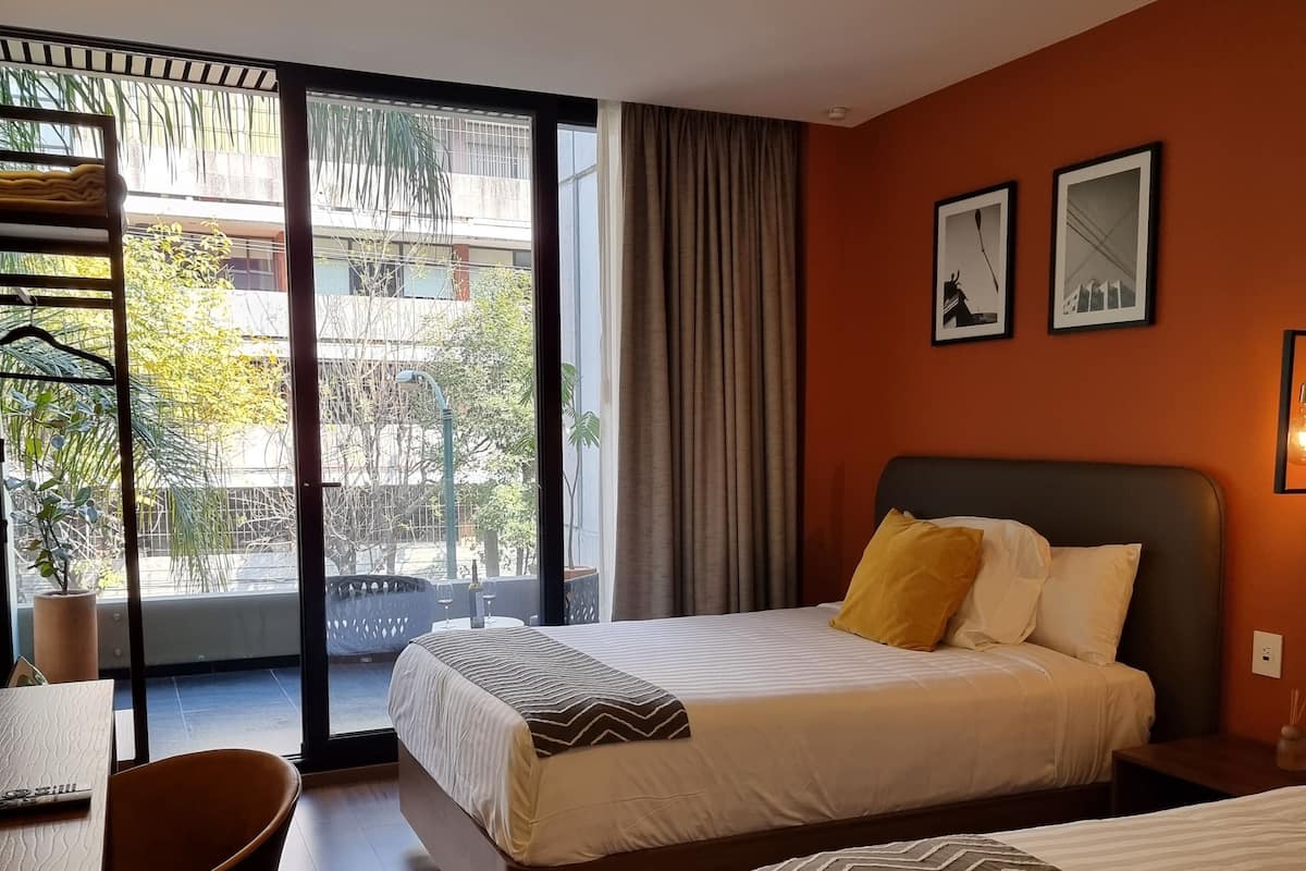 Comfort tweepersoonskamer, balkon, uitzicht op stad | Een kluis op de kamer, een bureau, een strijkplank/strijkijzer
