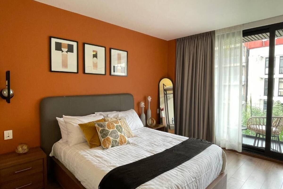 Suite – deluxe, byutsikt | Safe på rommet, skrivebord, strykejern/-brett og wi-fi (inkludert)
