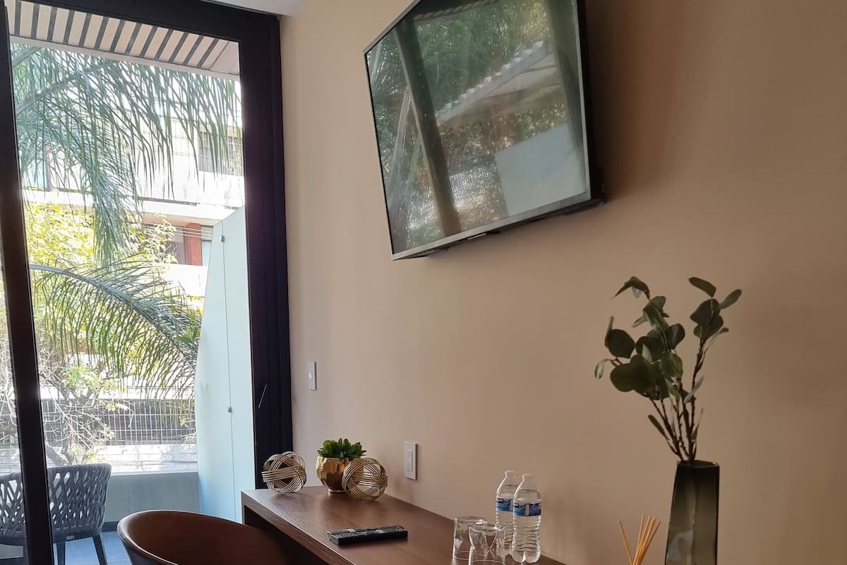 Comfort kamer, uitzicht op stad | Woonruimte | Een flatscreentelevisie