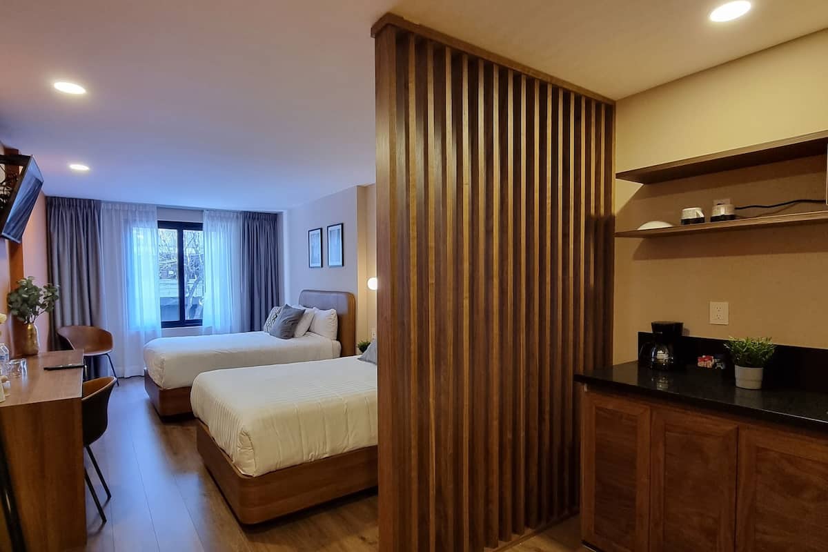 Premium studio, uitzicht op stad | Een kluis op de kamer, een bureau, een strijkplank/strijkijzer