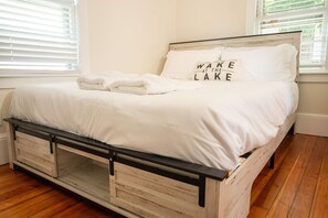 3 bedrooms, desk, iron/ironing board, WiFi - Lakeview Getaway with Hot Tub (Billerica)