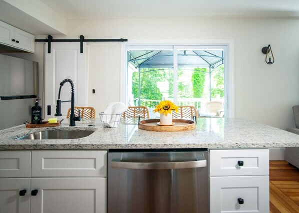 Een koelkast, een microgolfoven, een oven, een kookplaat