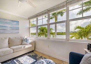 Smart TV, books - Private beach access w/ water and dolphin views, w/heated pool and fishing pier (Indian Shores)