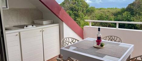 تناول الطعام بالخارج