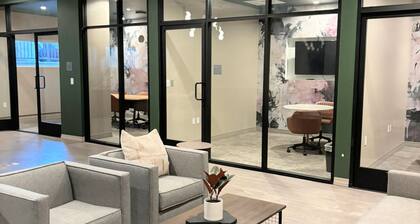 Modern 1BR Getaway with Balcony Views in DTLA & K-Town, Rooftop,WIFI and AC