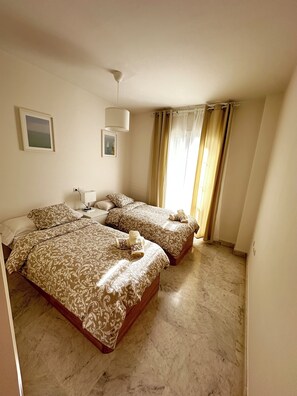 2 habitaciones, tabla de planchar con plancha, wifi y ropa de cama 