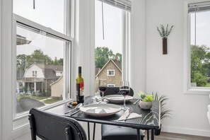 Dining - 15 min. to Detroit center - bathroom with floor heating - free curbside parking (River Rouge)