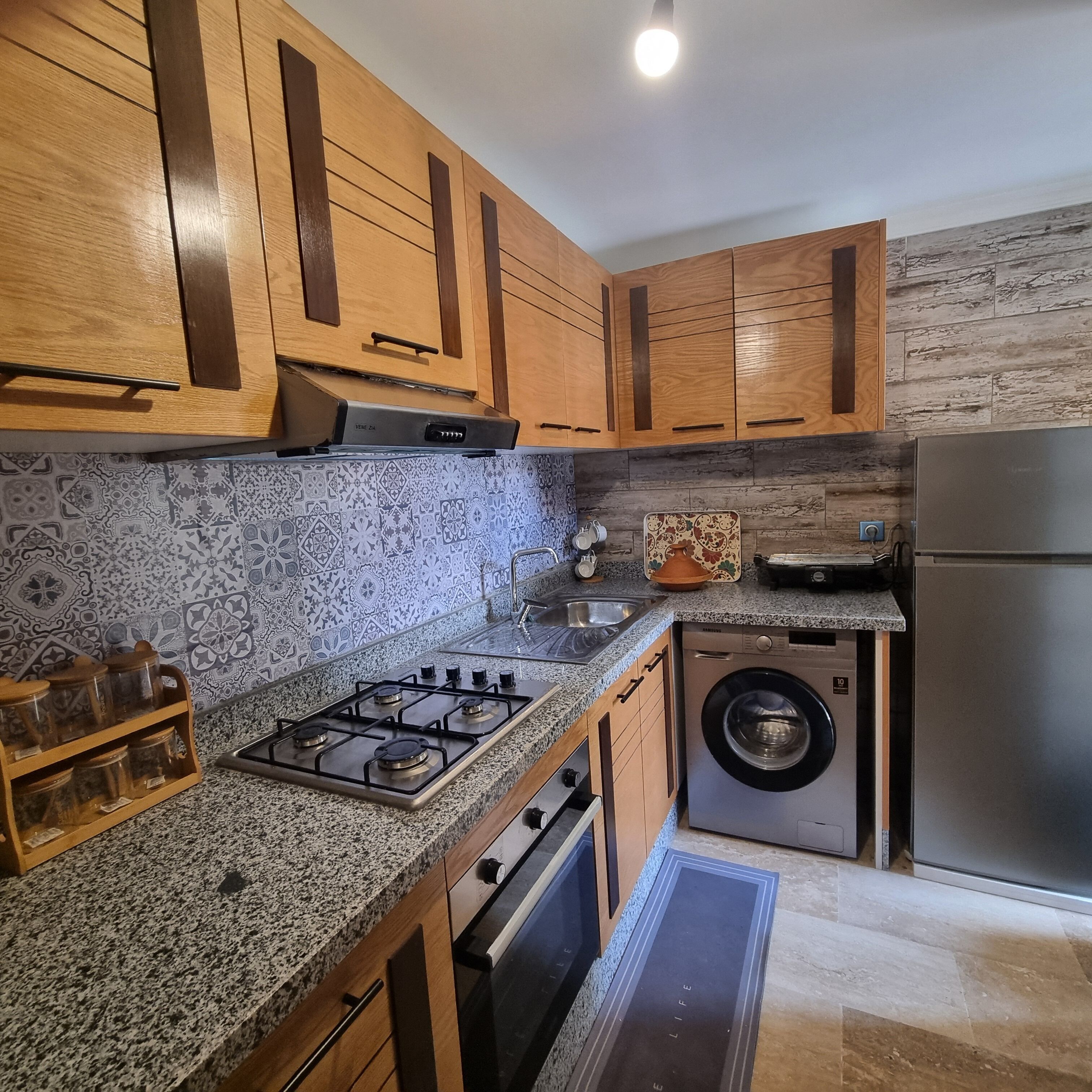 Réfrigérateur, four, plaque de cuisson, cafetière/bouilloire