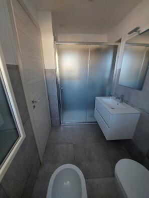 シャワー、ヘアドライヤー、ビデ、タオル