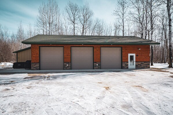 Exterior - Amazing Lake of the Woods 2-bedroom cabin with loft and man cave in Baudette, MN (Williams)
