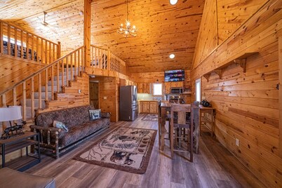 Amazing Lake of the Woods 2-bedroom cabin with loft and man cave in Baudette, MN